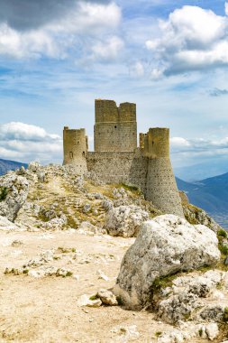 Rocca Calascio Kalesi, İtalya 'nın orta kesiminde, Abruzzo ili L' Aquila ili 'nde bulunan bir dağın tepesindeki kale. Gran Sasso ve Monti della Laga Milli Parkı 'nda. Dikey resim.