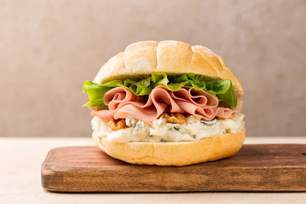 Italiaanse Sandwich Panino Met Mortadella Gorgonzola Kaas Walnoten Romaine Sla — Stockfoto