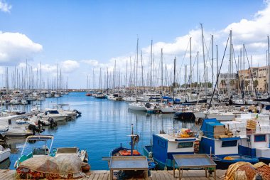 Palermo, İtalya - 5 Ağustos 2023: Palermo, Sicilya 'nın La Cala ilçesindeki limanda tekneler
