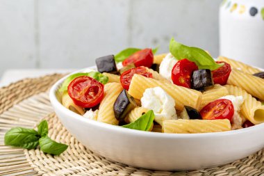 İtalyan makarna rigatonisi, kızarmış patlıcan, vişneli domates, mozzarella bufala peyniri ve fesleğen yapraklı.. 