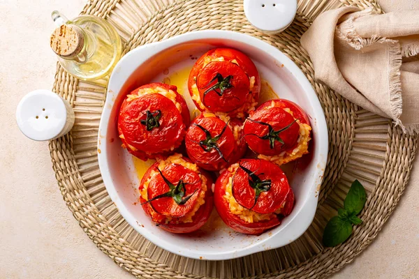 Widok Góry Śródziemnomorską Kolację Zapiekanka Pieczonymi Nadziewanymi Pomidorami Ryżem Serem — Zdjęcie stockowe