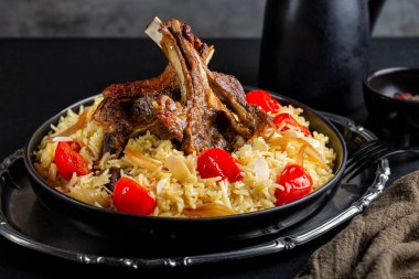 Ev yapımı yavaş kavrulmuş kuzu eti ve safran uzun pirinç ve sebze, soğan, domates ve badem. Haneeth, pilav, Mansaf, bacak ya da kabsa. Doğu yemekleri, karanlık arka plan..