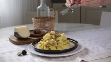 Fettuccine mantarlı makarna ve peynirli uzun yumurtalı makarna ile servis et. İtalyanca ilk yemek, ev içi..