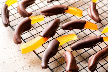 Şeker kaplı portakal kabuğu çikolatası. 