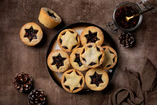 Traditional British Christmas Mince Pies Brown Plate Sprinkled Sugar Also — Stock Photo, Image