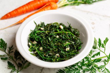 Sarımsaklı ve kırmızı biberli sotelenmiş havuç ya da yeşillik. Sıfır atık gıda kavramı. 