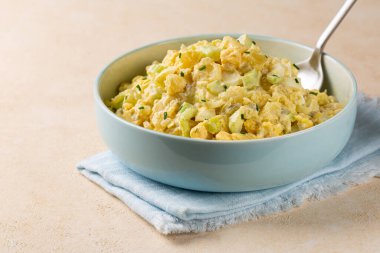 Patates salatası haşlanmış patates, haşlanmış yumurta, soğan, kereviz, hardal, turşu, mayonez ve kırmızı biber sosundan yapılır..