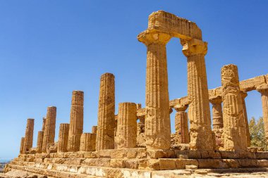 Herkül Tapınağı Sütunları. Agrigento 'daki Tapınaklar Vadisi, arkeolojik miras. Yunanistan 'da Sicilya, İtalya' da Yunan mimarisi, ünlü turistik bir yer, insan yok. Ağustos 2023.