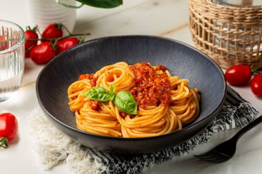 Soya, domates ve sebzeden yapılan bolonez soslu bir tabak spagetti ile akşam yemeği. Vejetaryen makarna. Açık tablo yüzeyi. 
