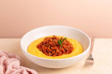 Ragu soslu Polenta ya da et ve domates soslu bolonez. Haşlanmış mısır unu lapası..