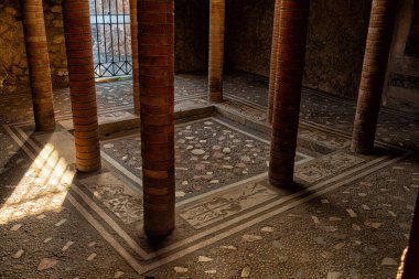 Pompei, İtalya 'da eski bir ev. Taş sütunlar. 