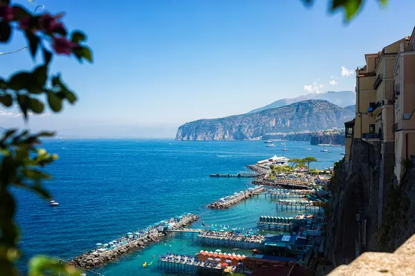Сорренто Італія Серпня 2023 Вид Узбережжя Пляжів Сорренто Неаполітанську Затоку Стокове Зображення