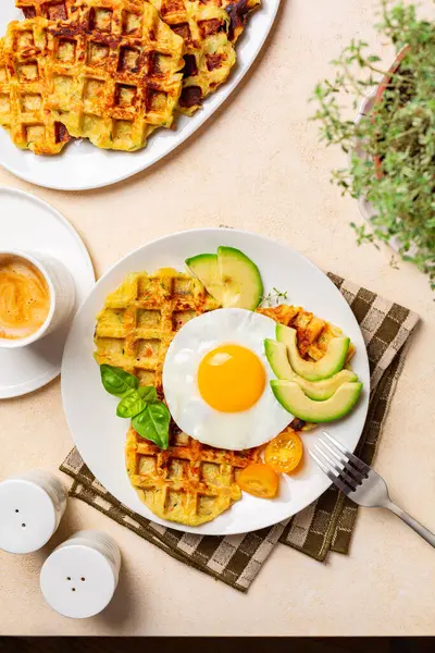 Домашній Сніданок Або Бранч Смажене Яйце Бельгійськими Вафлями Приготоване Сиром Стокове Фото