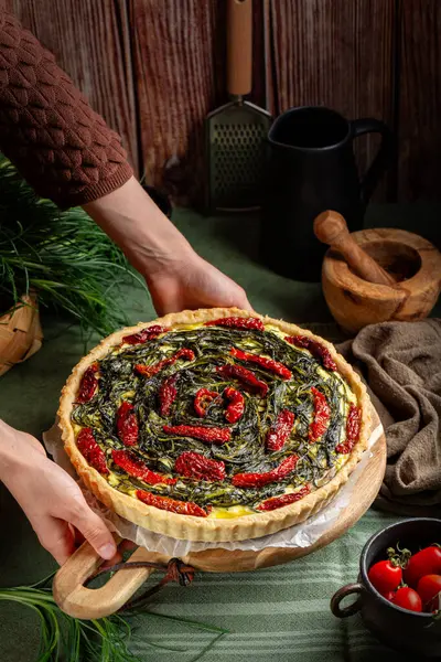 크러스트 살살라 아그레티 리코타 토마토로 이탈리아 소박한 맛있는 파이를 제공합니다 로열티 프리 스톡 사진