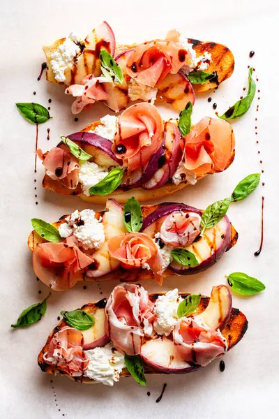 그리드 복숭아 파르마 프로세스 그리고 발사믹 식초와 바질로 샌드위치를 이미지 로열티 프리 스톡 이미지