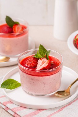Çilekli panna cotta. Kızarmış çilekten yapılmış, lezzetli, kremalı tatlı..