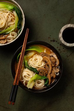 Mantarlı Udon şehriye çorbası, miso çorbası ve choy veya pak-choi lahanası. Japon usulü fast food. Üst görünüm, dikey görüntü.