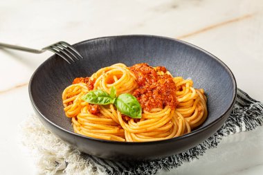 Vejetaryen bolonez soslu spagetti, soya, domates ve sebzeden yapılmış. Vejetaryen makarna. Işık masası yüzeyi. Boşluğu kopyala.