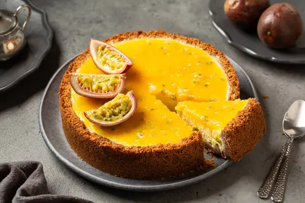 Vanilyalı cheesecake, mango ve tutkulu meyveli. Ev yapımı meyveli tatlı. Kapat..