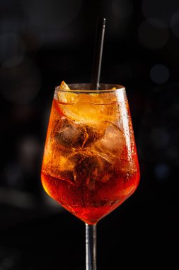 Soğuk içecek, İtalyan aperol spreyi, şarap bazlı kokteyl, Prosecco şarabı, sindirim ilaçları, soda ve portakaldan oluşur.. 