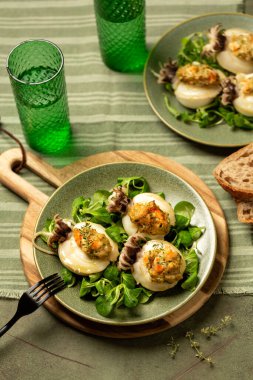 Fırınlanmış mürekkep balığı, ekmek kırıntıları, yumurta, doğranmış karides. Yeşil tekstil kaçakçısı. Dikey resim.