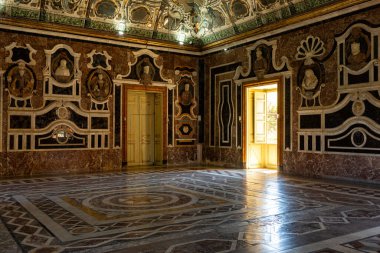 Villa Palagonia ve güzel iç mekan. İtalyan Villa 'sı, Palermo şehri yakınlarındaki Bagheria' da insan yüzlü canavarların ünlü grotesk heykelleriyle süslenmiş. Sicilya, İtalya.