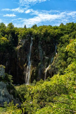 Ulusal Park Plitvice Gölleri 'ndeki Veliki prstavac şelalesinin yüksek melek manzarası. Hırvatistan 'ın Karlovac İlçesi, Ağustos 2024. 