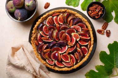 Lezzetli California inciri ve burbon cevizli turta, ev yapımı turta kabuğu incirli, kahverengi şeker, tereyağı, yumurta ve ceviz dolgulu, taze incir ve kavrulmuş cevizle süslenmiş.. 