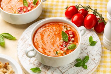 İspanyol domates çorbası Endülüs çorbası, domates, dolma biber, salatalık, sirke, sarımsak ve bayat ekmek gibi çiğ ve karışık sebzelerden oluşan soğuk bir çorbadır.. 