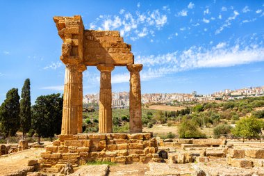 Il tempio dei Dioscuri ya da Castor ve Pollux Tapınakları. Agrigento 'daki Tapınaklar Vadisi, arkeolojik miras. Sicilya 'da Yunan mimarisi. Ağustos 2023.
