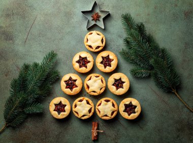 Geleneksel Noel ağacından yapılmış köknar ağacı arkaplanı yeşil bir masa yüzeyine yapışmış anason yıldızları ve tarçın yaprakları..  