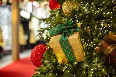 Alış veriş merkezinde ışıklandırmalı ve güzel süslemeli Noel ağacı..