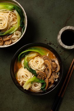 Mantarlı Udon şehriye çorbası, miso çorbası ve choy veya pak-choi lahanası. Japon usulü yemek. Doğrudan yukarıda, dikey resim.