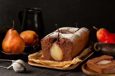 Çikolata ve armutlu ekmek veya kek. Ev yapımı fırın. Koyu arkaplan.