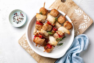 Etli şişler beyaz taçlandırılabilir. Tavuk, İtalyan sosisi, pastırma ve sebze, dolmalık kebap. Akdeniz kebabı, biberiyeli yaz yemeği..