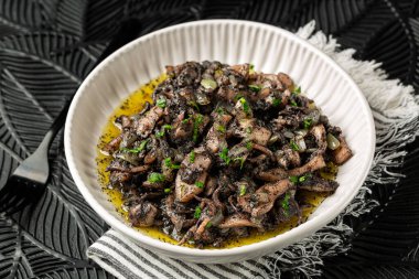 İtalyan yemeği, Veniece yemeği, siyah mürekkep soslu Adriyatik mürekkep balığı, Seppie nere veya Seppie alla veneziana. Soğan, sarımsak, maydanoz ve beyaz şarapla pişirilmiş.. 