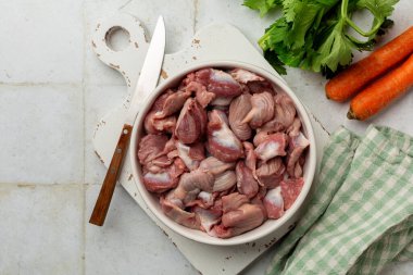 Kümes hayvanları deposu. Tavuk taşlıkları, çiğ, pişmemiş et, sebze malzemeleri, havuç, kereviz, üst manzara, ciopy alanı..