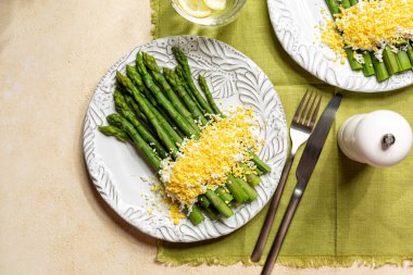 Kuşkonmaz Mimosa 'nın üst görüntüsü, üzerinde haşlanmış yumurta ile servis edilen beyaz kuşkonmaz. Bahar masası. 