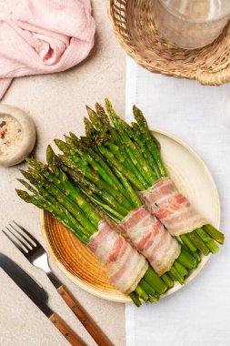 Bej bir masaya pastırmalı kuşkonmaz, kopyalama alanı. Dikey resim.