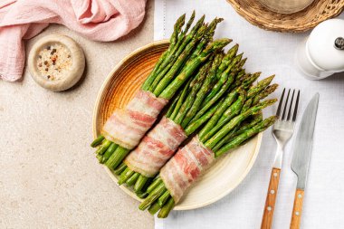 Pastırmalı kuşkonmaz bej bir masaya sarılmış, boşluğu kopyala.