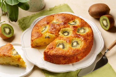 Ev yapımı meyveli pasta, tatlı turta. Bej tablo yüzeyi.