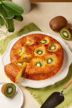 Ev yapımı meyveli pasta, tatlı turta. Bej tablo yüzeyi, dikey resim.