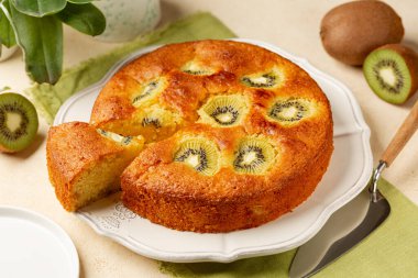 Ev yapımı meyveli pasta, tatlı turta. Bej tablo yüzeyi.