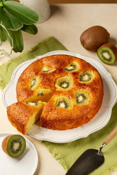 Ev yapımı meyveli pasta, tatlı turta. Bej tablo yüzeyi, dikey resim.