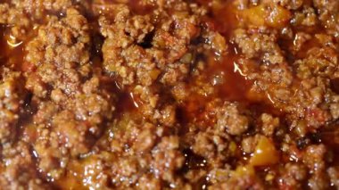 Bolonez sosu pişirip karıştırmak. Makarna için İtalyan ragu sotelenmiş et, domuz eti ve domatesli sebzeler içerir. Görüntüleri kapat, yemek arkaplanı.