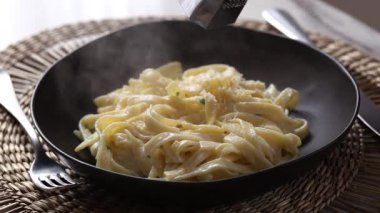 Kremalı fettuccine Alfredo makarna üzerine ızgara peynir.