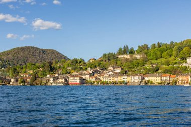 Orta San Giulio, Orta göl, İtalya - 25 Nisan 2025. Bir kasaba manzarası, Lago Orta 'nın bankası. İtalya 'nın Piedmont bölgesindeki Novara ili. Bahar geldi..