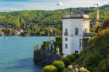 Isola Bella, İtalya, 24 Nisan 2025: Bir Lago Maggiore manzarası ve Isola Bella 'daki Borromeo Sarayı' nın güzel İtalyan tarzı Barok bahçesinden dağlar.