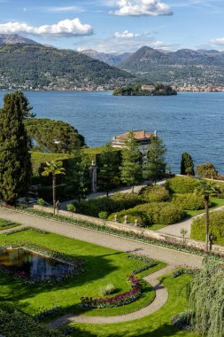 Isola Bella, İtalya, 24 Nisan 2025: Isola Bella 'daki Borromeo Sarayı' nın güzel İtalyan tarzı bahçesi, havuzları, terası, heykelleri var. Maggiore Gölü. Dikey resim.