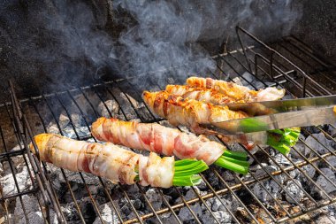 Barbekü ızgara pastırmalı soğan ya da pancetta soslu yeşil soğan. İtalyan grilliata yemeği.. 